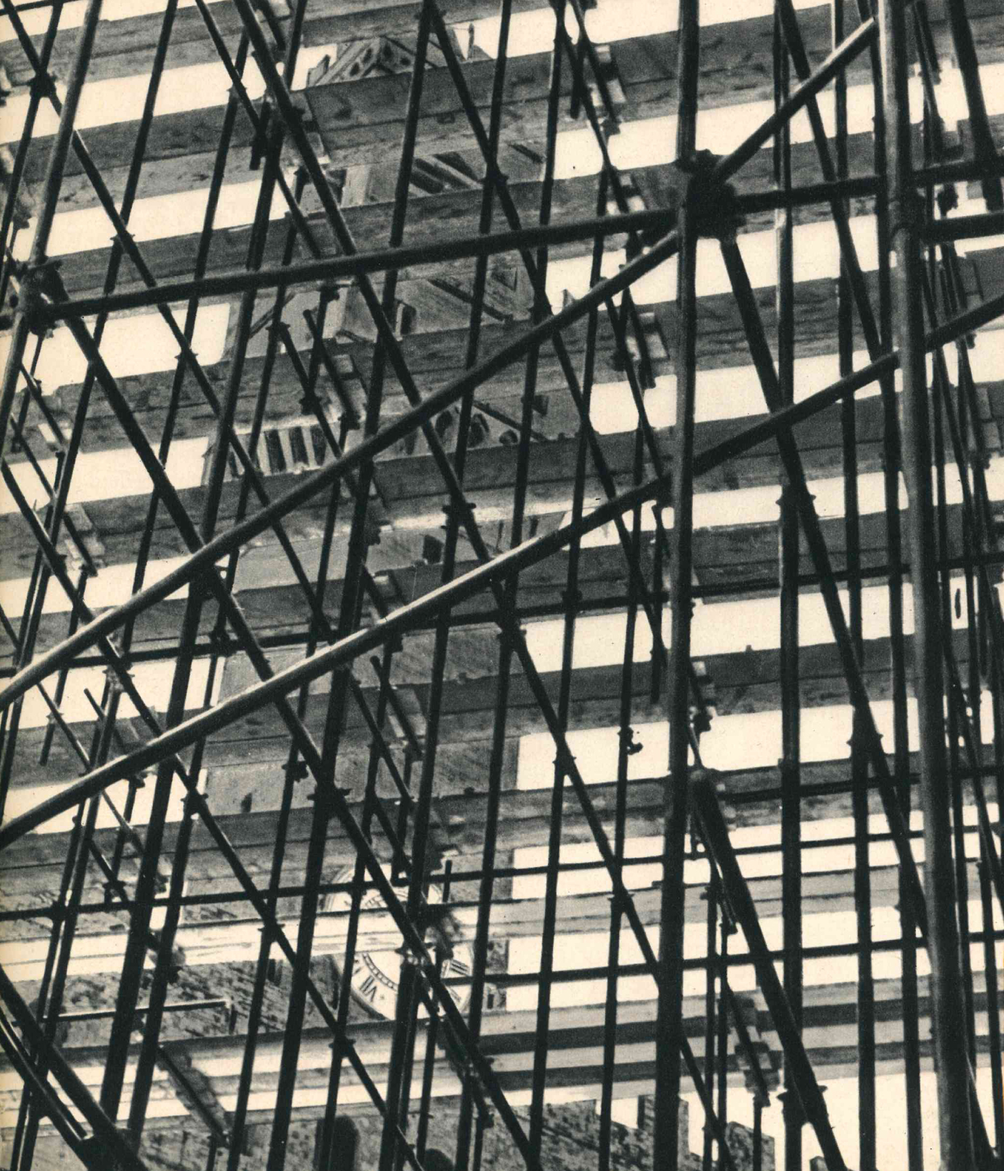 Fig. 3.1 - Stefano Bricarelli, Impalcature in Piazza della Signoria a Firenze, «Sapere», 41 (1936), copertina © Hoepli.