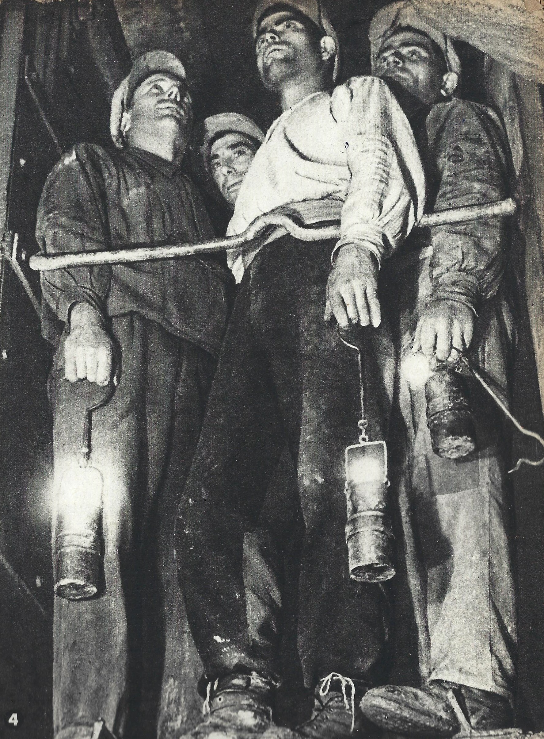 Fig. 3.2 - Bruno Stefani, Minatori che discendono ai cantieri sotterranei, «Sapere», 76 (1938), p. 122 © Hoepli.