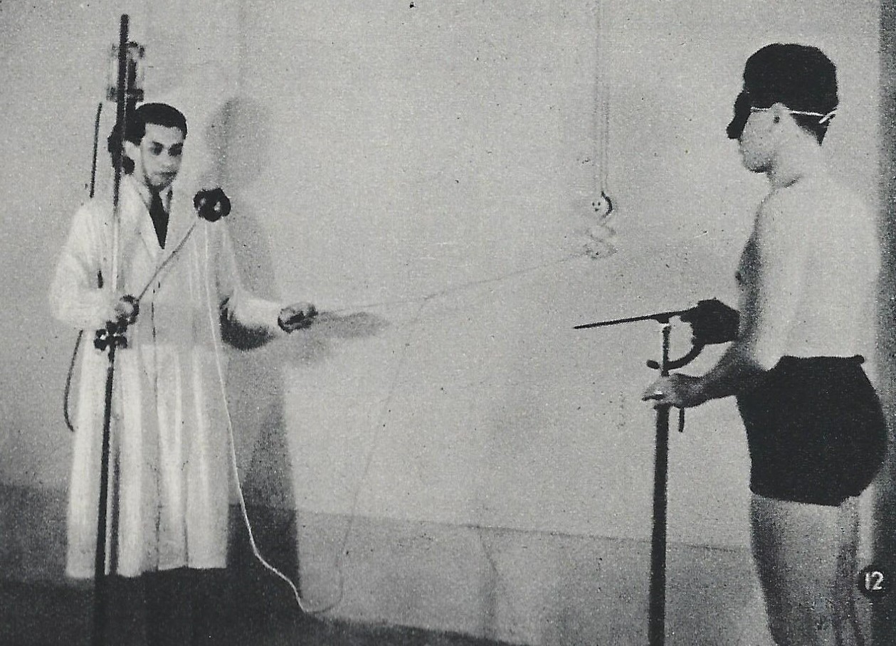 Fig. 5.2 - Esame della localizzazione della provenienza del suono, dal film Posso io diventare atleta? Il metodo biotipologico italiano per valutare, selezionare, potenziare gli atleti, «Sapere», 41 (1936), p. 149 © Hoepli