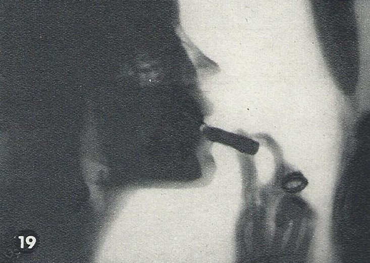 Fig. 4.2 - Una graziosa ragazza che, innanzi allo specchio ravviva il carminio delle labbra… con un rossetto che è evidentemente a base di Sali metallici pesanti (piombo o mercurio) e quindi velenosi, «Sapere», 69 (1937), p. 314 © Hoepli.
