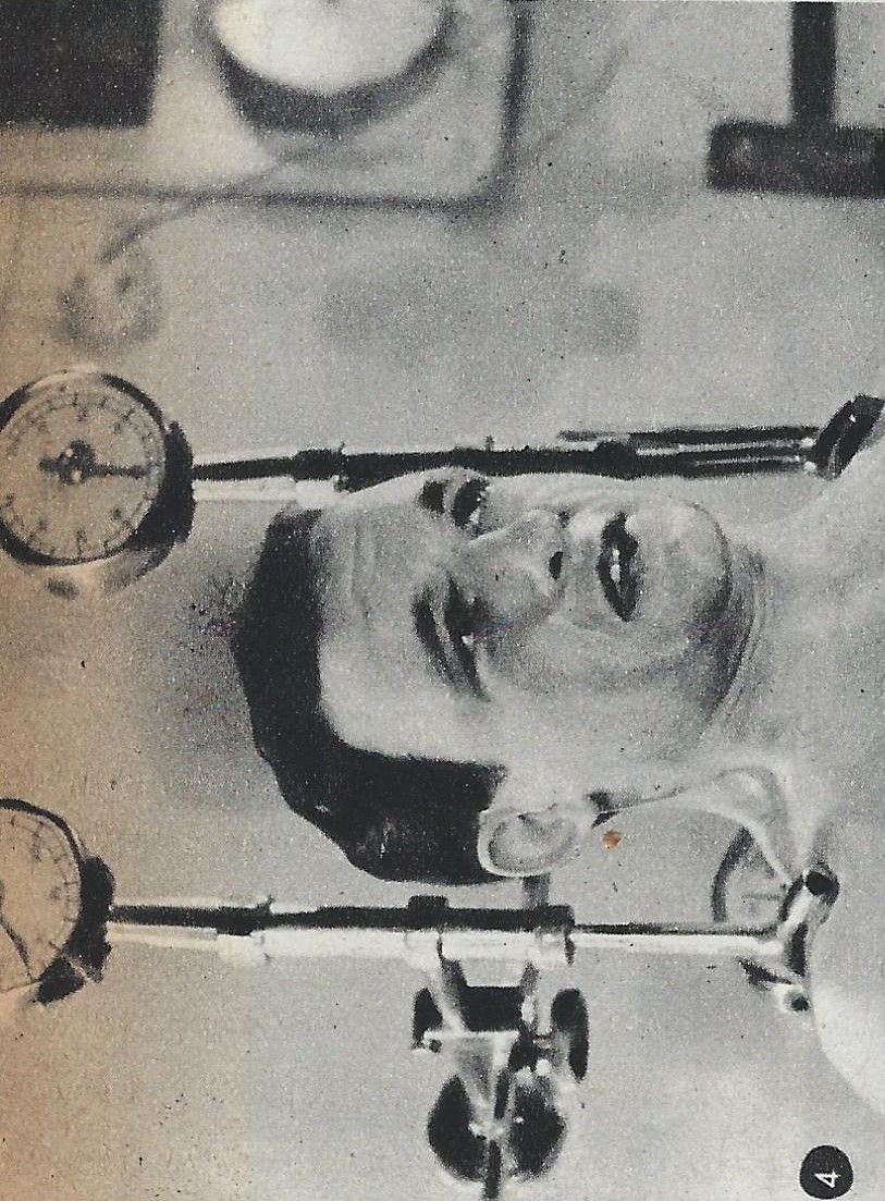 Fig. 5.1 - Una delle prove della forza muscolare con dinamometro applicato alle spalle, dal film Posso io diventare atleta? Il metodo biotipologico italiano per valutare, selezionare, potenziare gli atleti, «Sapere», 41 (1936), p. 149 © Hoepli